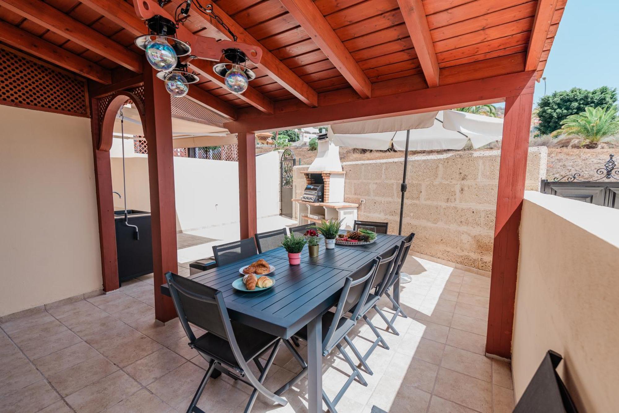 Comfortable 4-Bedroom Villa With Private Gardens Costa Adeje  Zewnętrze zdjęcie