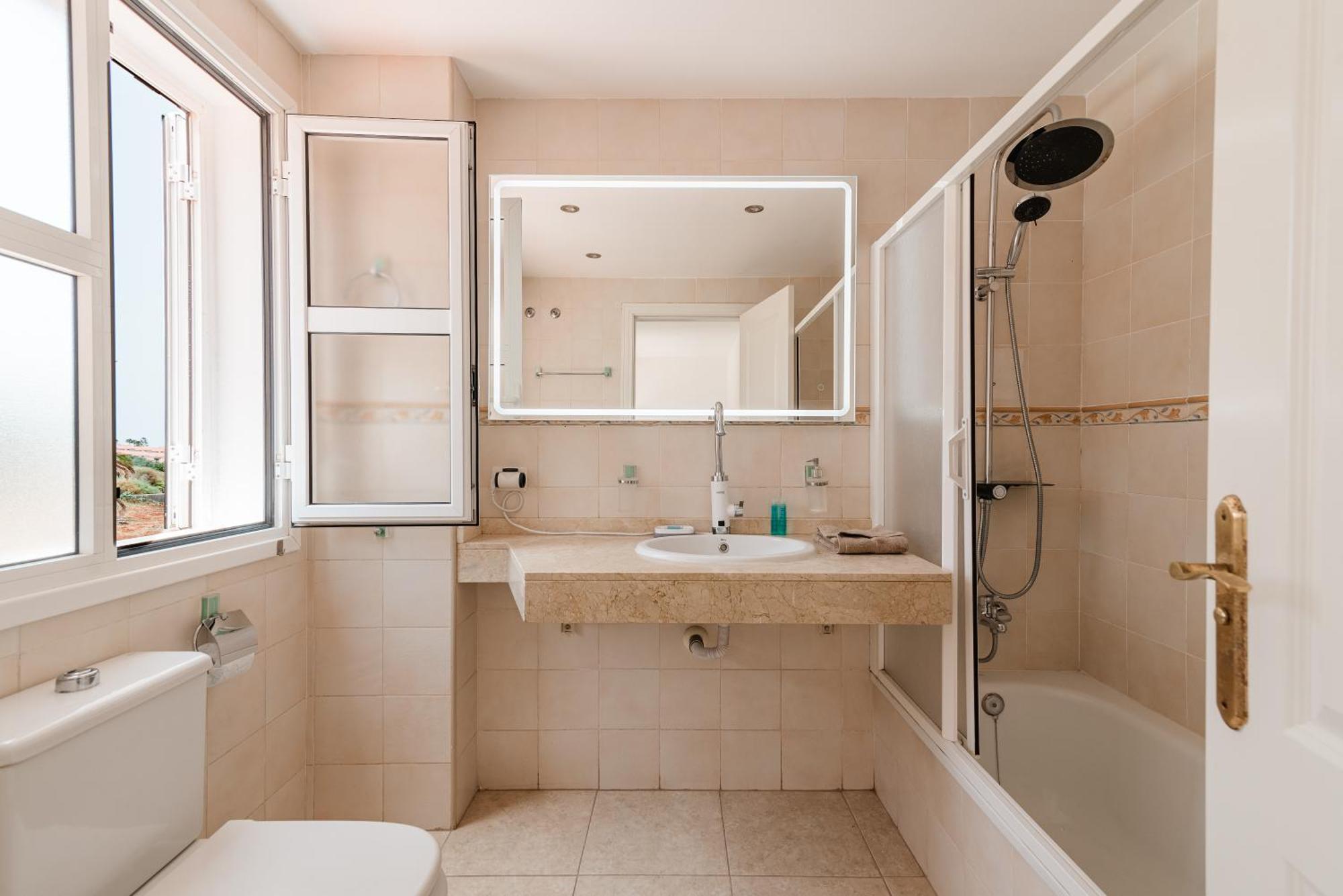 Comfortable 4-Bedroom Villa With Private Gardens Costa Adeje  Zewnętrze zdjęcie