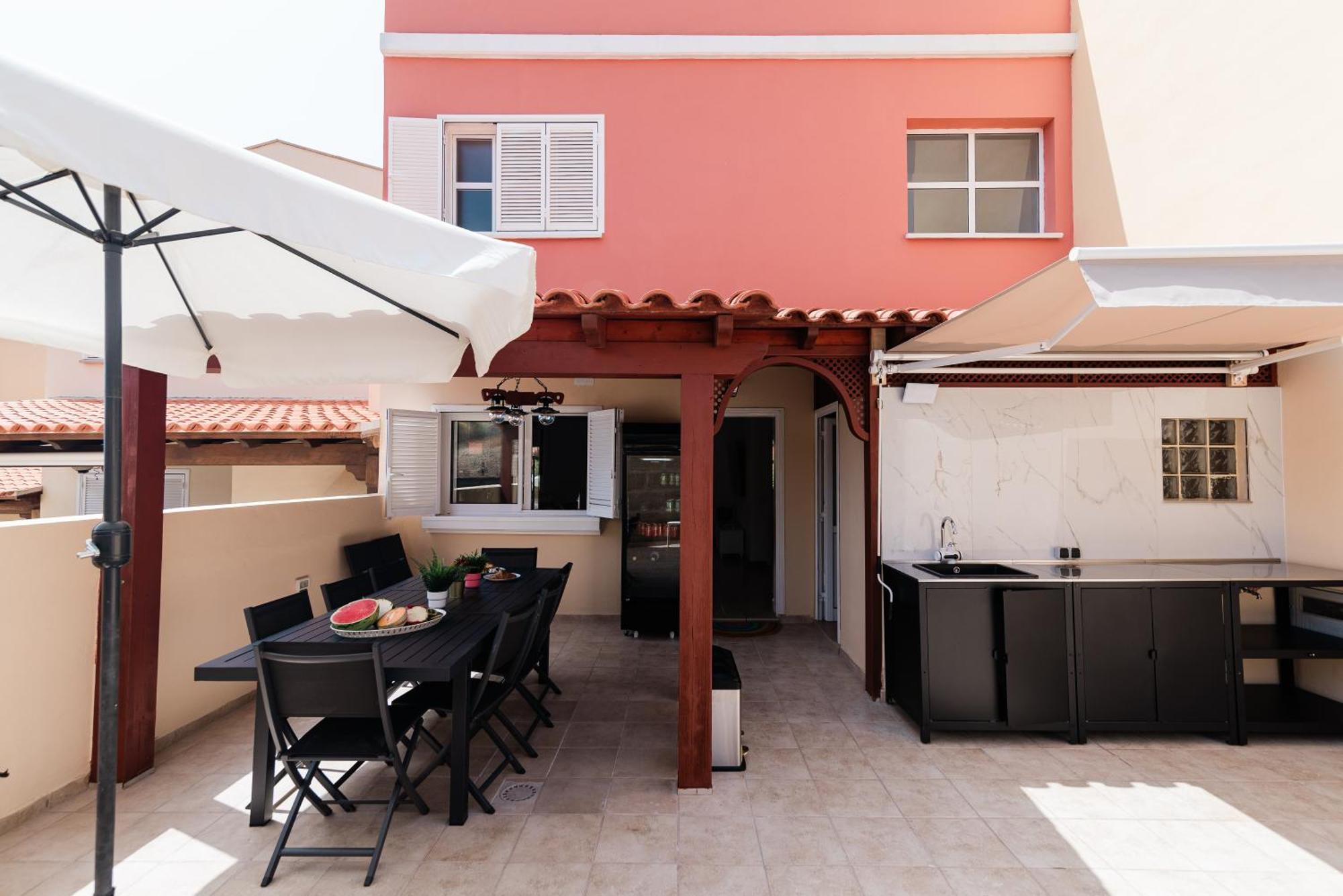 Comfortable 4-Bedroom Villa With Private Gardens Costa Adeje  Zewnętrze zdjęcie